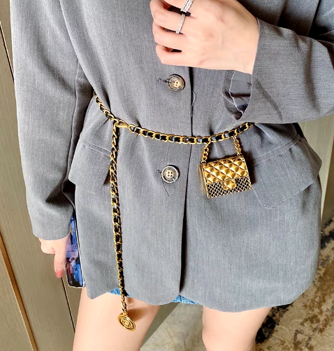 Luxury Gold Chain Belt with Mini Quilted Bag – Statement Waist Accessory for Elegant Outfits