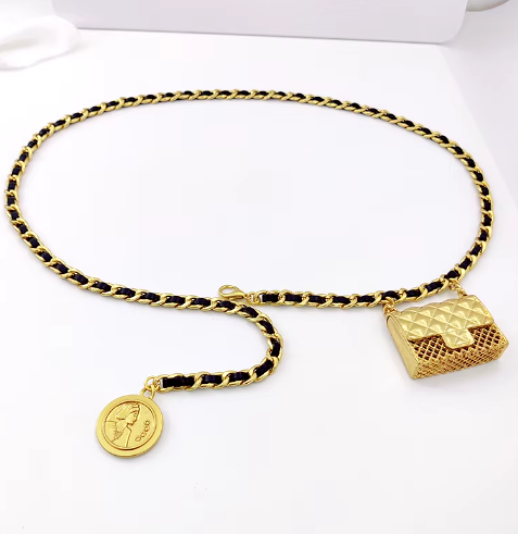 Luxury Gold Chain Belt with Mini Quilted Bag – Statement Waist Accessory for Elegant Outfits