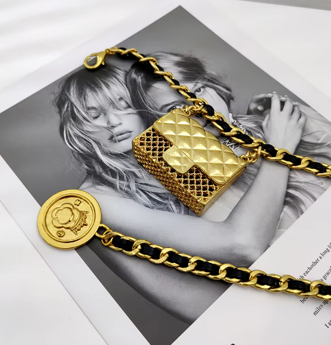 Luxury Gold Chain Belt with Mini Quilted Bag – Statement Waist Accessory for Elegant Outfits