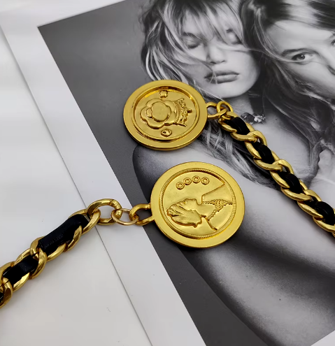 Luxury Gold Chain Belt with Mini Quilted Bag – Statement Waist Accessory for Elegant Outfits