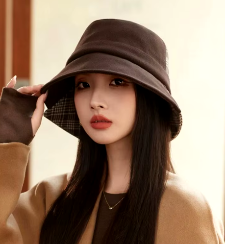 Reversible Plaid Bucket Hat for Women – Stylish Two-Tone Winter Hat